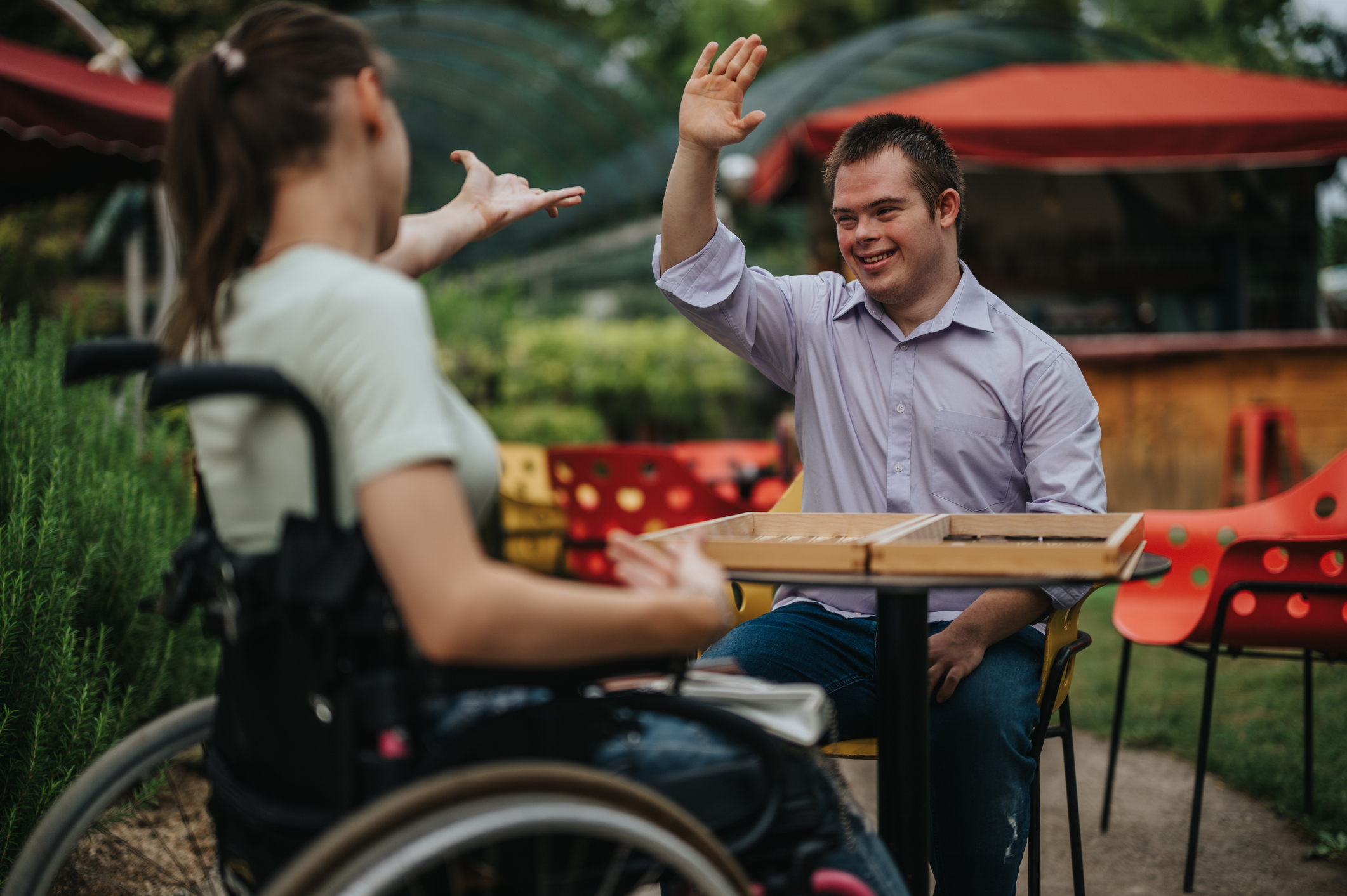 Un groupe en activité, dont une personne en fauteuil roulant, aux Étoiles du Verdon