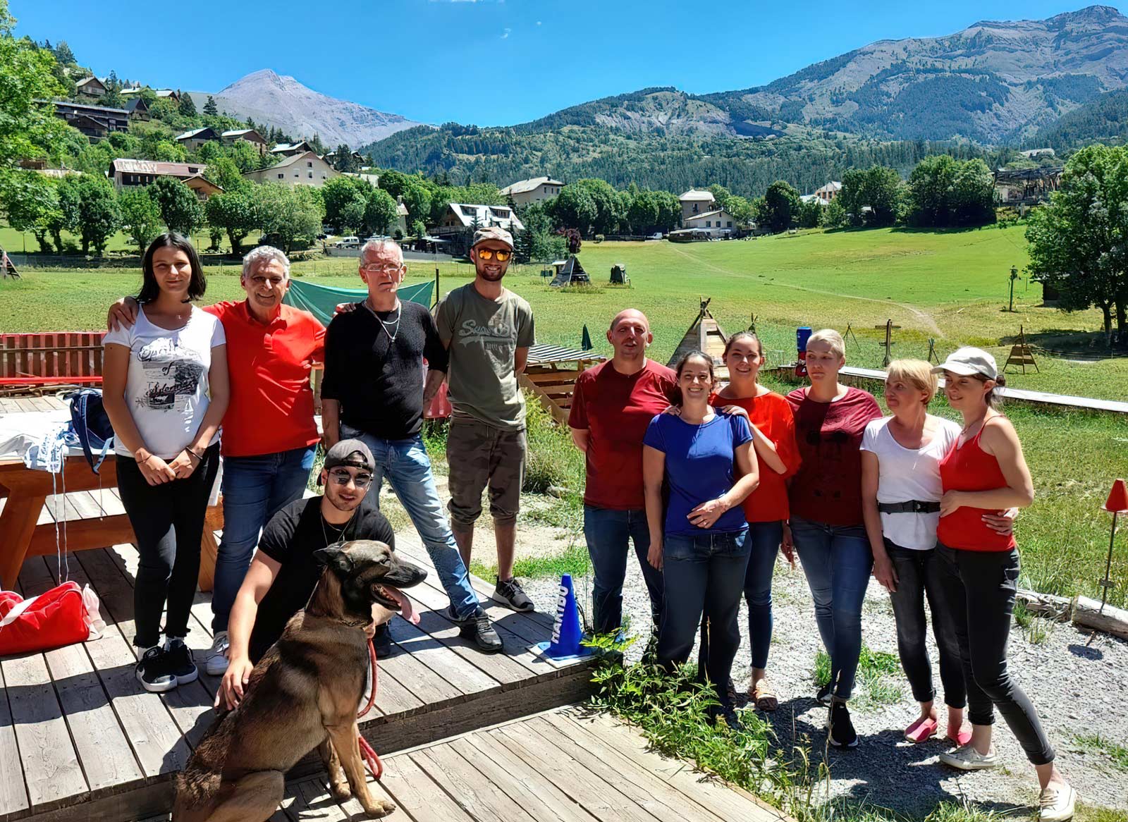 Un groupe réuni devant les montagnes