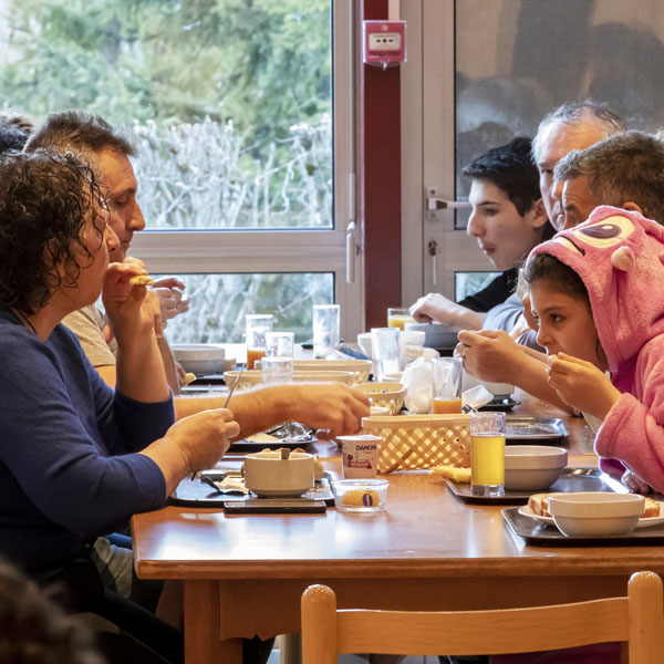 Repas dans la salle de restauration